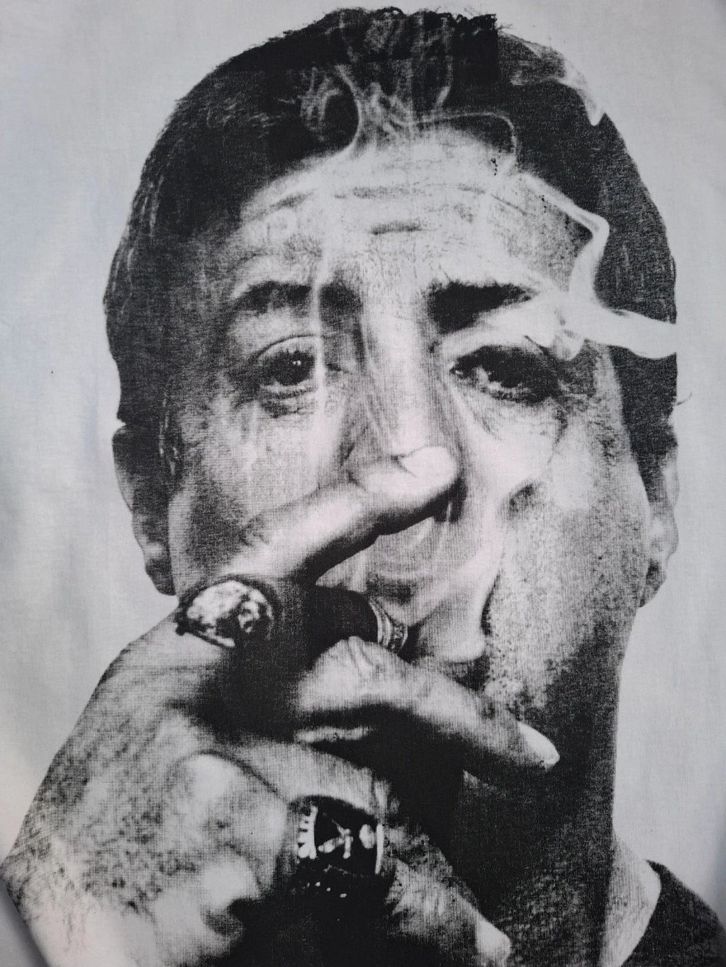 T-shirt blanc Jesly Saint-jean avec portrait sérigraphié en noir et blanc de Sylvester Stallone fumant un cigare