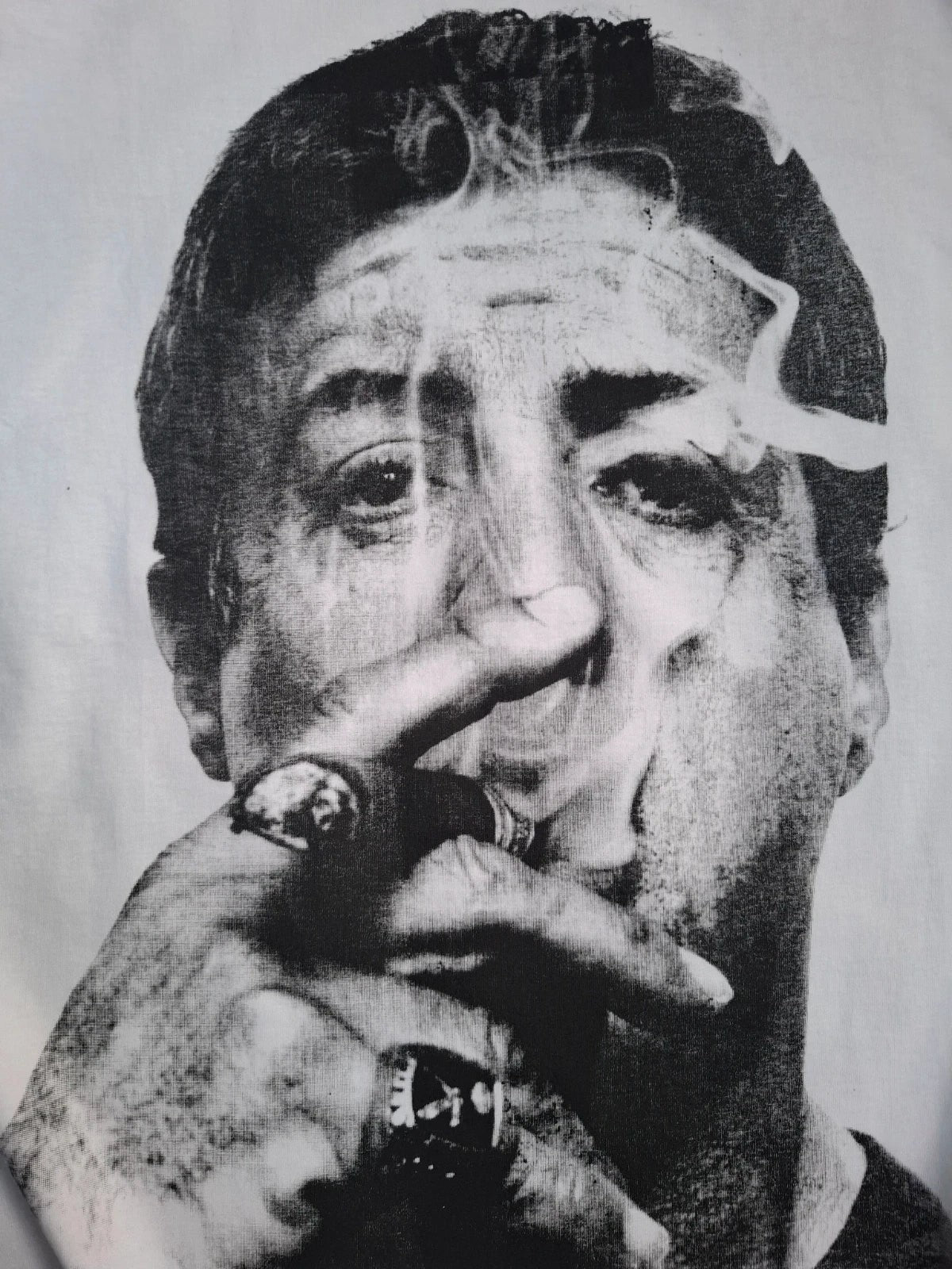 T-shirt blanc Jesly Saint-jean avec portrait sérigraphié en noir et blanc de Sylvester Stallone fumant un cigare
